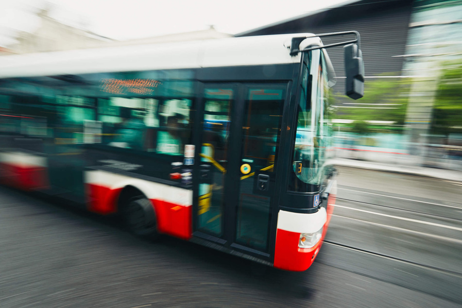 Drei Menschen sind am Freitag bei einem Unfall zwischen einem Bus und einem Auto schwer verletzt worden, unter anderem ein Kleinkind (4). (Symbolbild)
