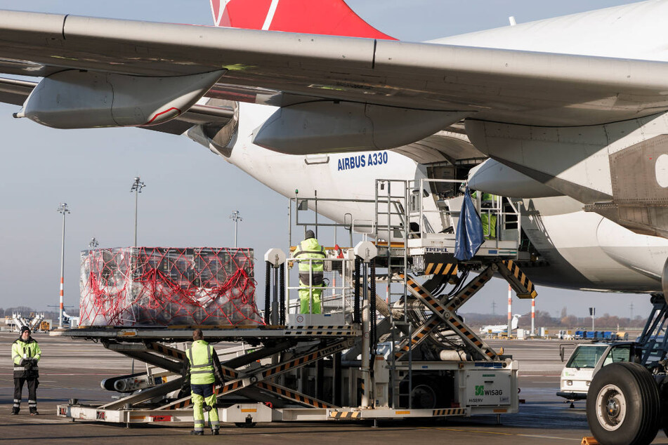 Die Fluggesellschaft Turkish Airlines transportiert die in Berlin gesammelten Hilfsgüter für die Erdbebenregion mit Großraummaschinen in die Türkei.