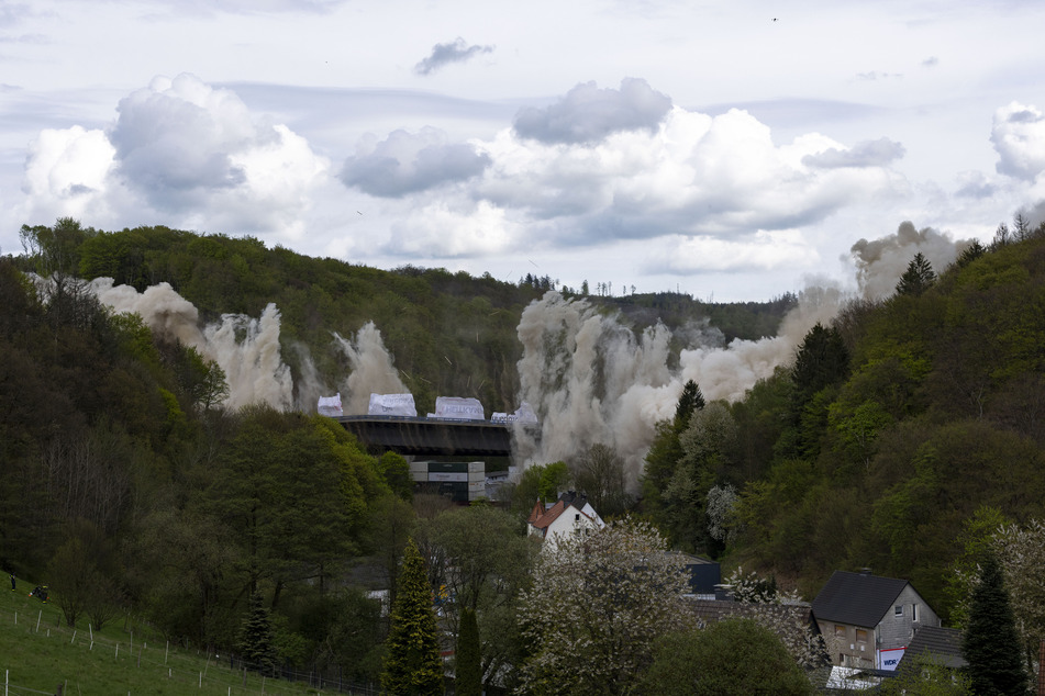 Die rund 17.000 Tonnen schwere Brücke an der A45 bei Lüdenscheid war am Sonntag (7. Mai) erfolgreich gesprengt worden.