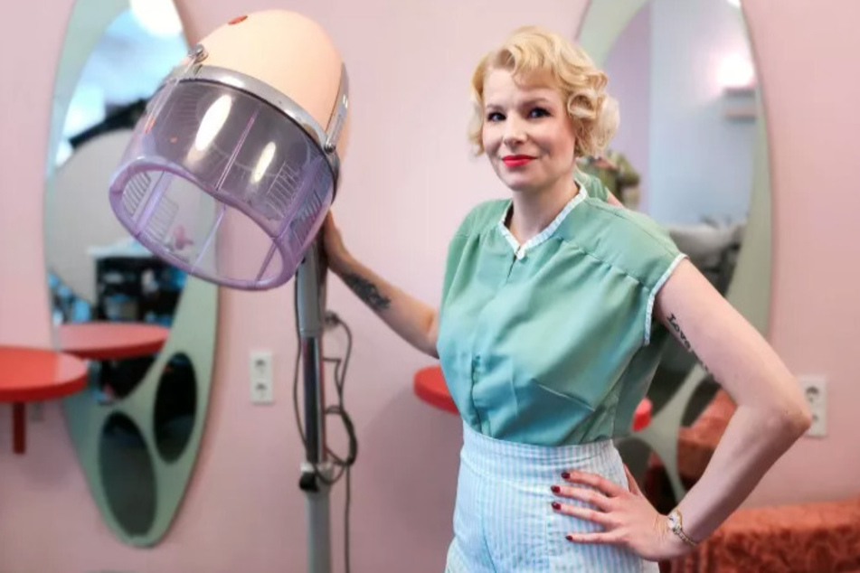 Sarah Bokermann im eigenen Friseursalon im 50er-Jahre-Stil.