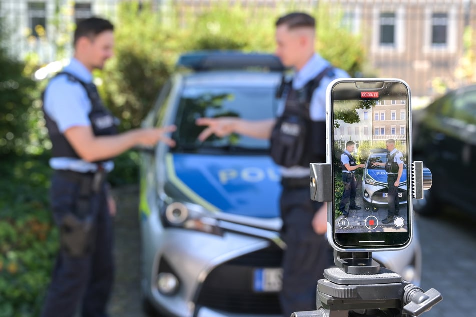 Die beiden Kollegen sind die beiden Hauptakteure in den Videos.