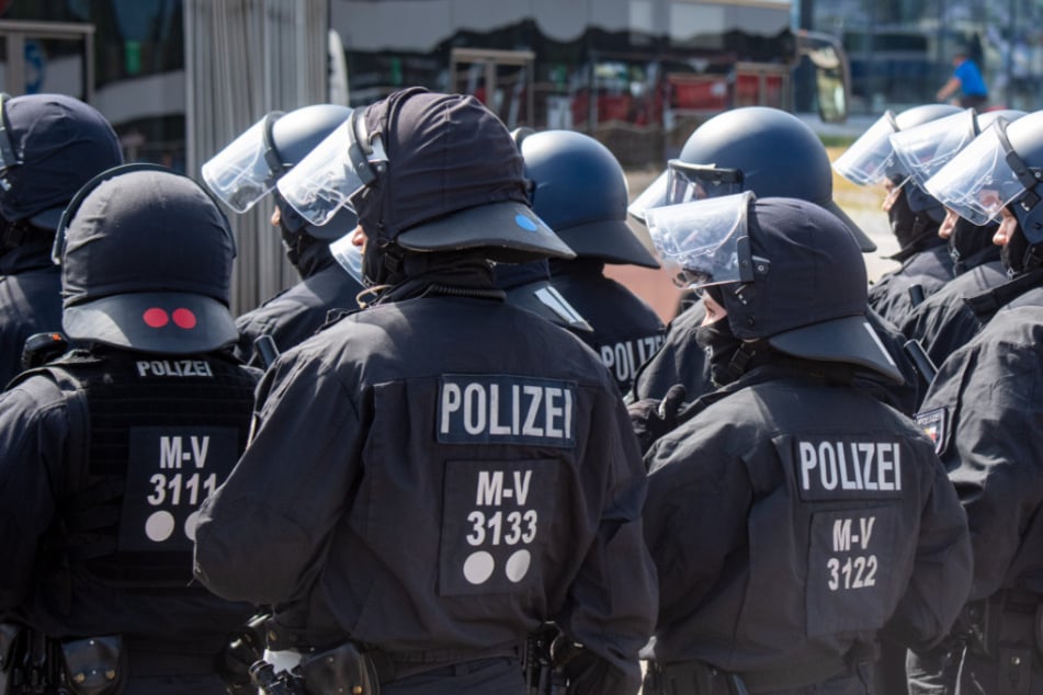 Ein Großaufgebot der Polizei musste in der Nacht in Thüringen ausrücken. (Symbolbild)