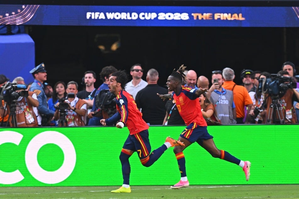 Ferran Torres (l.) trifft! ist es das Tor zum WM-Titel?