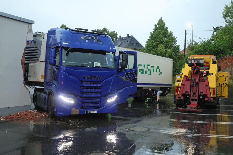 Ein Lkw rammte am Sonntag eine Supermarkt-Mauer.