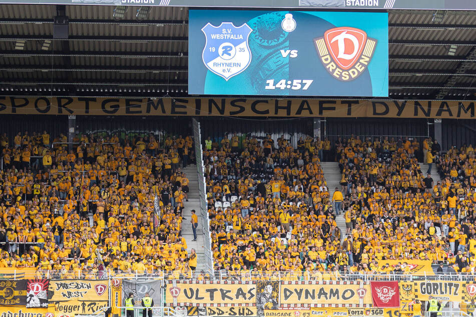 Auf sie war wieder Verlass: Knapp 2000 Dynamo-Fans begleiteten ihre Mannschaft nach Westfalen.