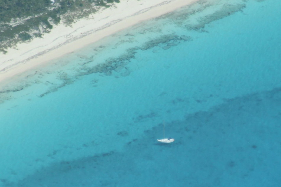 Das nicht mehr fahrbereite Segelboot lag im Wasser vor der Küste von Cay Sal auf den Bahamas.