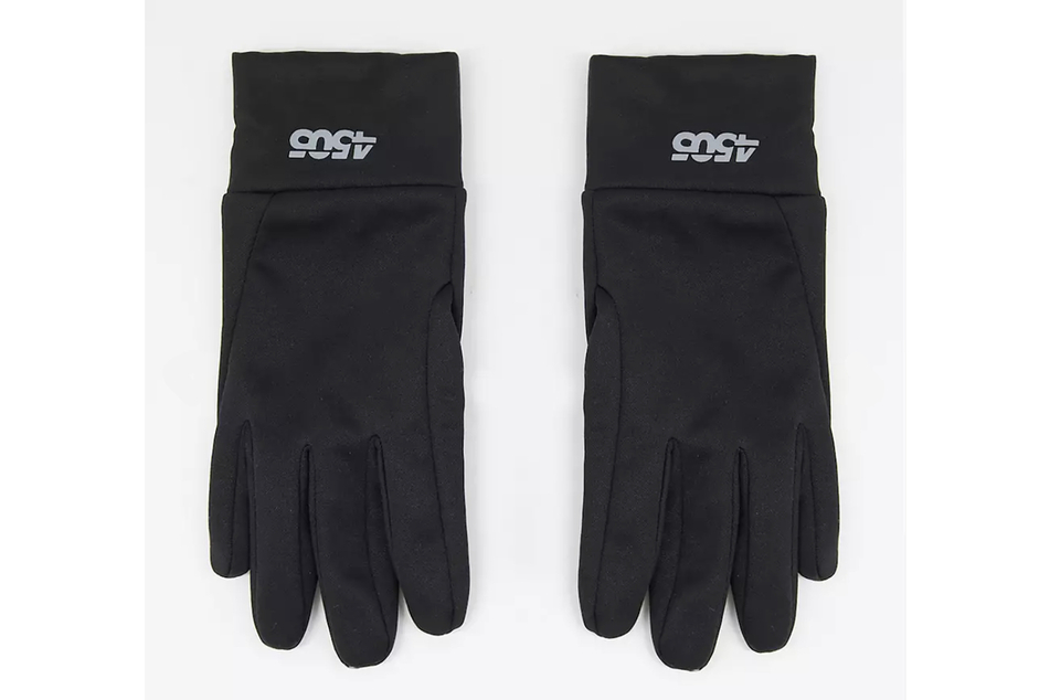 Die Touchscreen-Handschuhe von ASOS Design sind ebenfalls praktisch und halten warm.