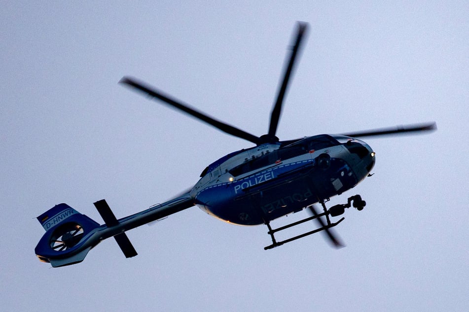 Die Polizei sucht mit einem Hubschrauber nach den beiden Vermissten. (Symbolbild)