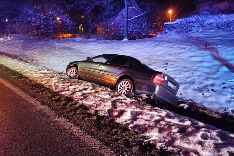Ein Volvo-Fahrer (37) ist am Donnerstagabend in Werdau im Graben gelandet. Der Fahrer war betrunken und stand unter Drogen.