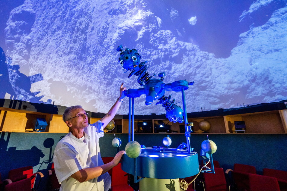 Physiklehrer wie Thomas Weisbach (57) sind Mangelware. Einen Teil seiner Arbeitszeit verwendet er für Klassen-Führungen durch das Chemnitzer Planetarium. Seine Nachfolge: ungeklärt.