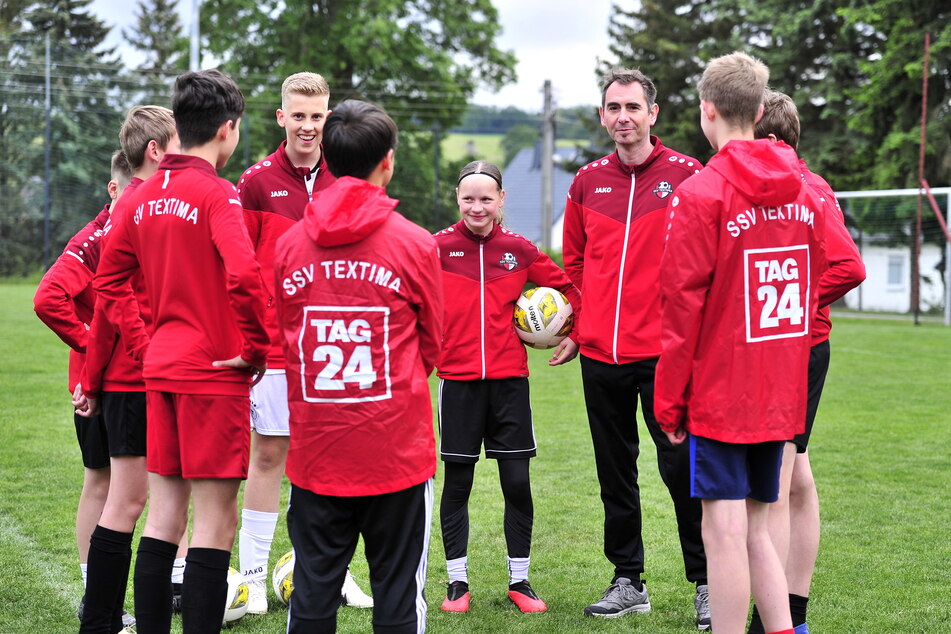 Vor dem Training berät sich die Mannschaft mit Co-Trainer Eric Krasper (44).