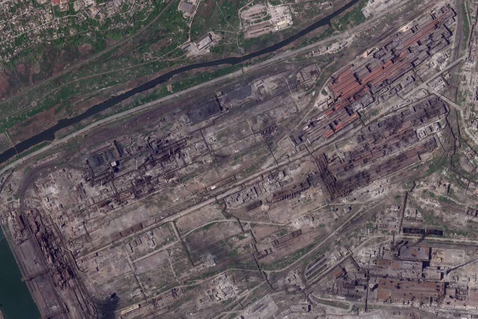 Dieses Satellitenbild von Planet Labs PBC zeigt Schäden am Stahlwerk Azovstal.