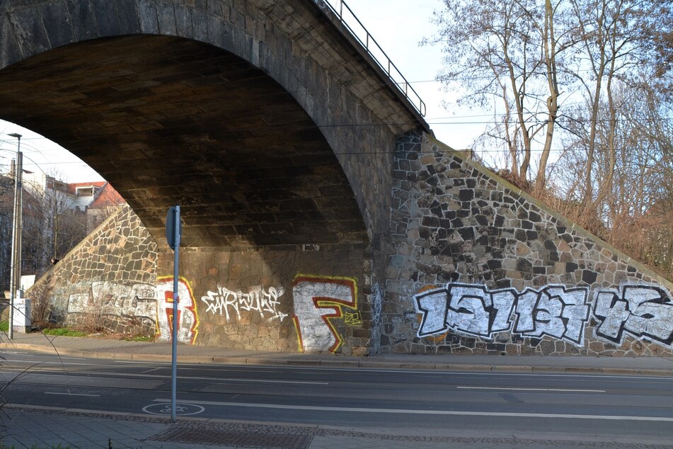 Unbekannte warfen am Montagabend Steine von einer Brücke in Sellerhausen-Stünz. (Archivbild)