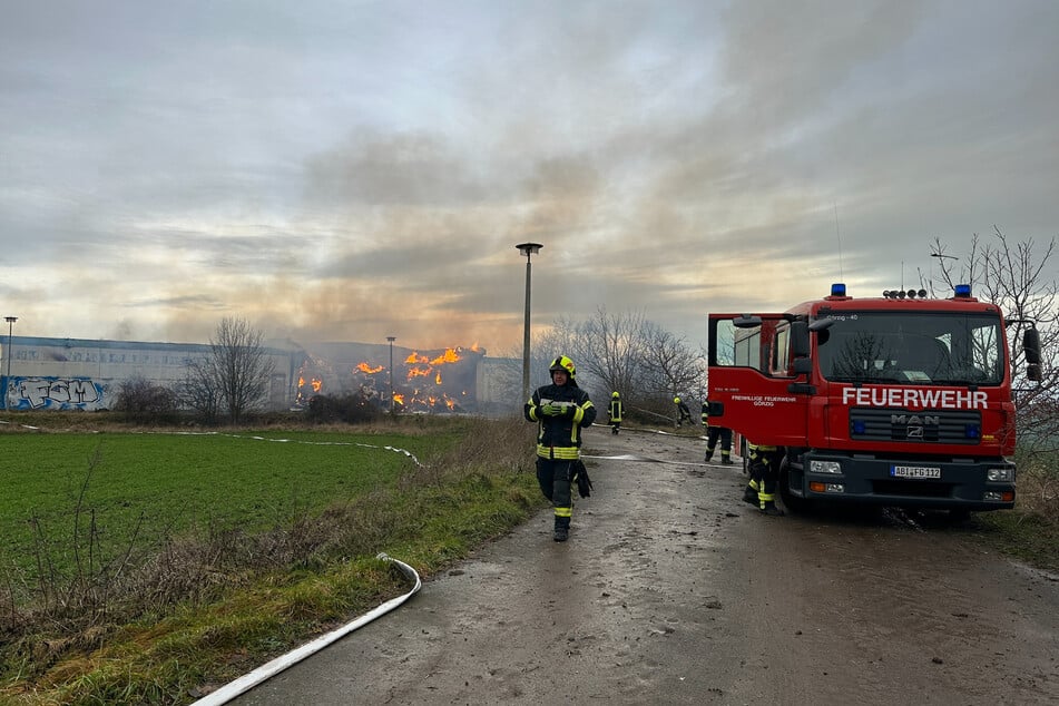 In Piethen ist am Sonntagmorgen ein Strohlager in Flammen aufgegangen.