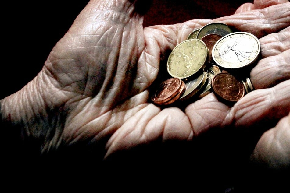 Für Rentner in Ostdeutschland gibt es ab Juli mehr Geld. Dennoch ist man noch nicht auf dem Niveau der westdeutschen Rente. (Symbolbild)