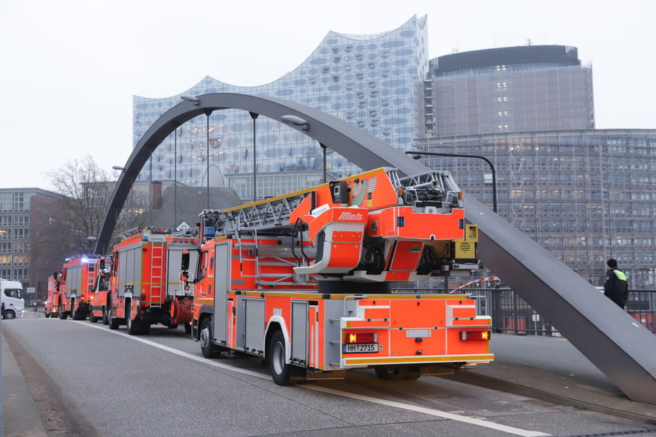 Zahlreiche Feuerwehrfahrzeuge stehen auf der Niederbaumbrücke in Hamburg.
