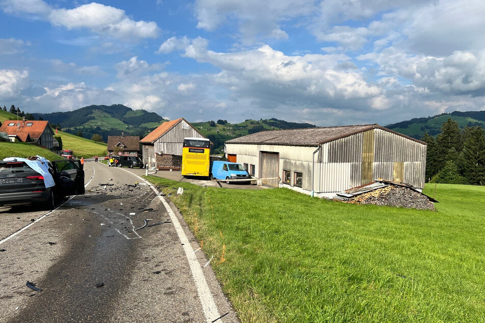 Für die Dauer der Unfallaufnahme und Rettungsarbeiten musste die Rickenstraße komplett gesperrt werden.