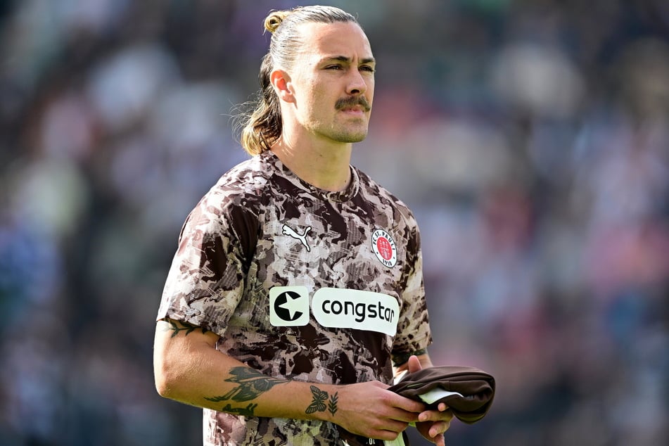 Erstmals seit dem Instagram-Kommentar-Eklat äußerte sich St.-Pauli-Kapitän Jackson Irvine (32) öffentlich.
