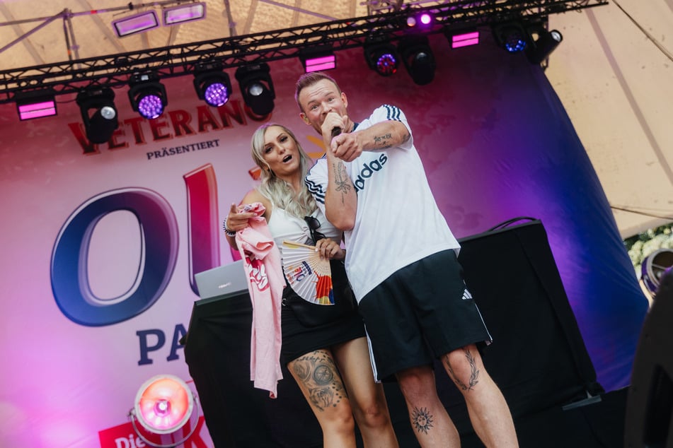 Julian Benz (34) holte sich kurzerhand einen glücklichen Fan auf die Bühne.
