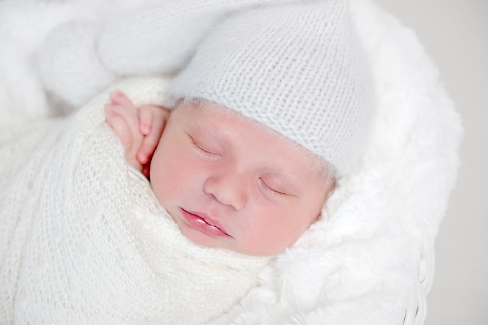 Unruhige oder unreife Babys können gepuckt werden. Diese Wickeltechnik soll die Enge des Mutterleibs nachahmen und kann das Baby entspannen.