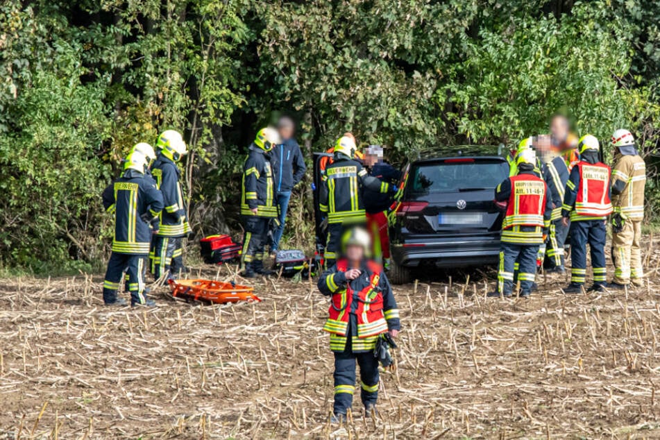 Unfall im Erzgebirge: VW kommt von Straße ab und kracht in Waldstück