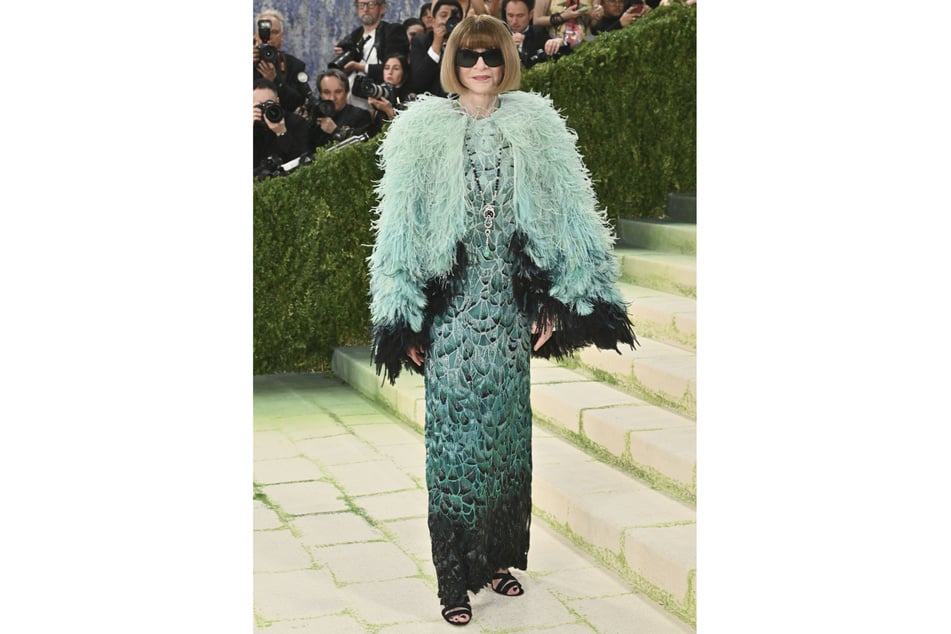 Nur weil man Gastgeberin ist, bedeutet das nicht, dass man weniger auffällig kleiden muss. Das dachte sich wohl auch Vogue-Chefin Anna Wintour (76).