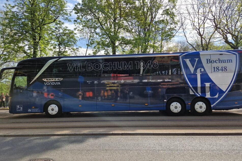 Der Bus des VfL Bochum in der Anfahrt am Stadion.