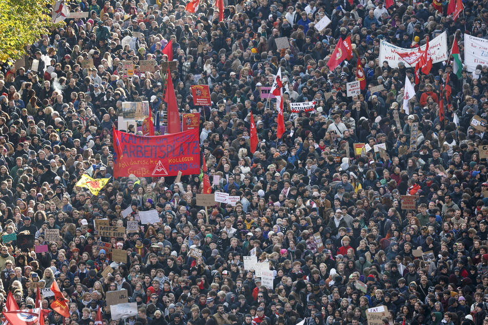 Mehrere Tausend Demonstranten von "Gen Z regelt" haben sich zu einer Kundgebung in Köln am Rheinufer versammelt.