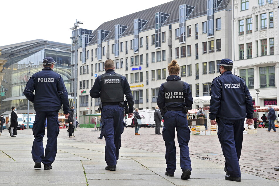 Auch Ordnungsamt und Polizei spüren für das Gesundheitsamt Quarantäne-Flüchtlinge auf.