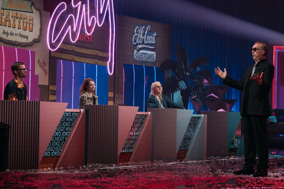 Joko Winterscheidt (46, v.l.), Karoline Herfurth (41) und Olli "Mike Hansen" Dittrich (68) wollen Olli Schulz (52) die Show streitig machen.