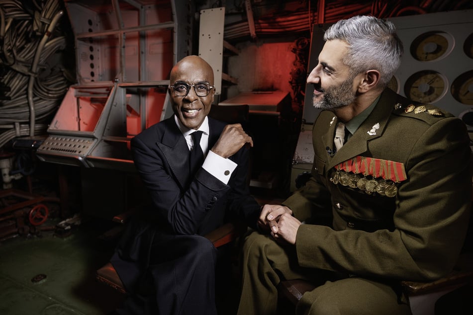 Zuerst geht Abdollahi (r) mit dem ehemaligen GNTM-Jurymitglied Bruce Darnell (68) auf Tauchstation.