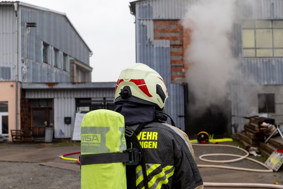Großbrand nach Razzia in Lagerhalle: Mehrere Motorräder beschädigt