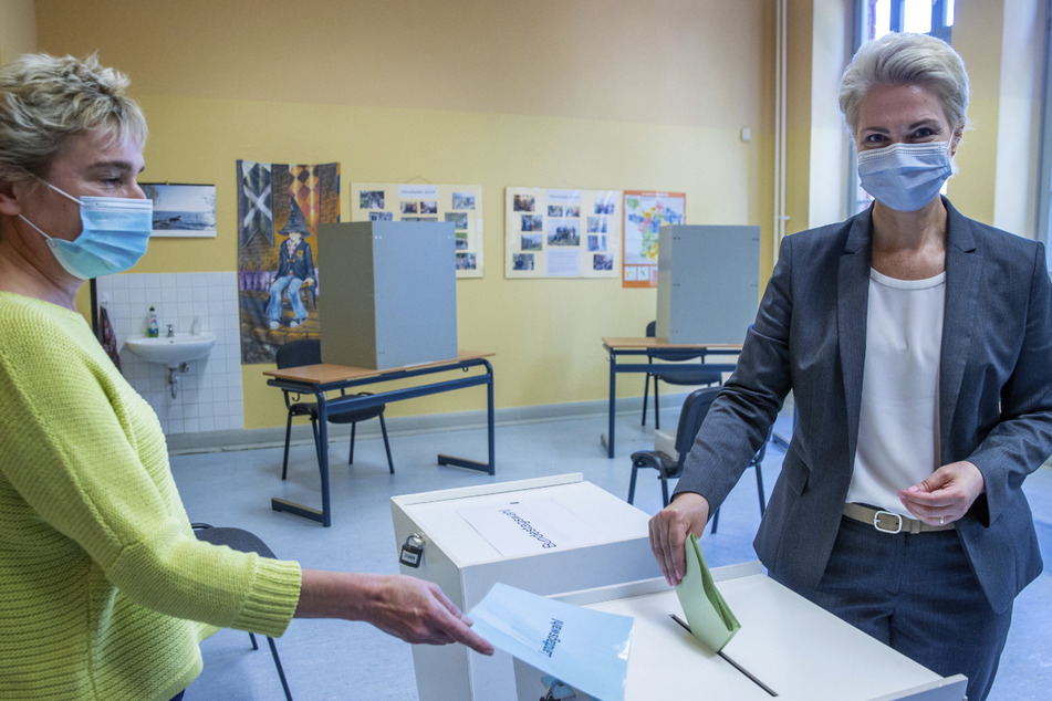 Manuela Schwesig (47, SPD) wirft ihren Stimmzettel im Wahllokal ein.