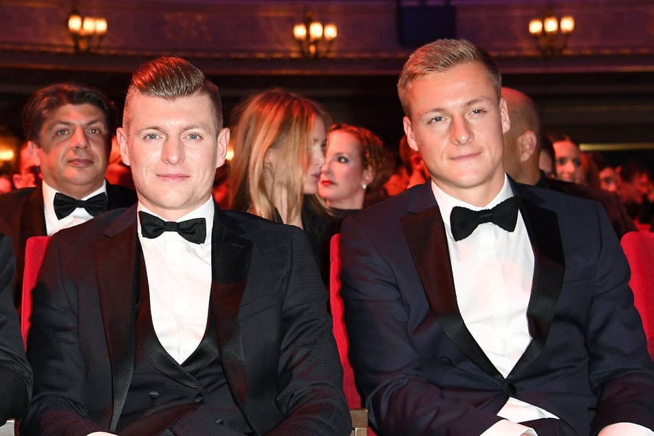 Toni Kroos (34, l.) und Bruder Felix betreiben zusammen den Podcast "Einfach mal Luppen".