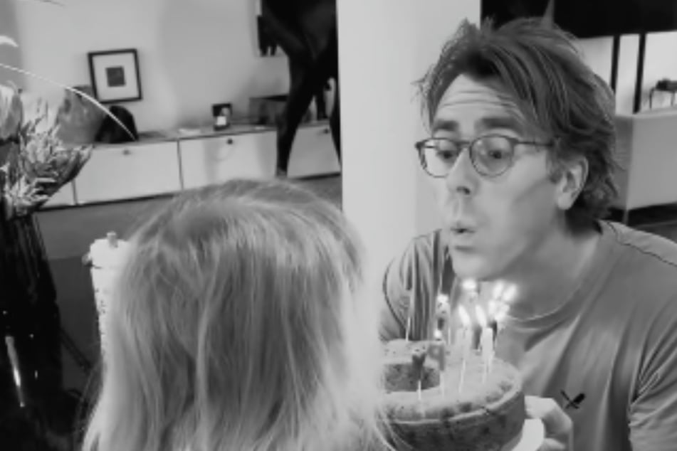 Dr. Johannes Wimmer (42) feierte seinen 42. Geburtstag zusammen mit seiner Tochter. Deren Schwester fehlte dem TV-Arzt an diesem Tag ganz besonders.