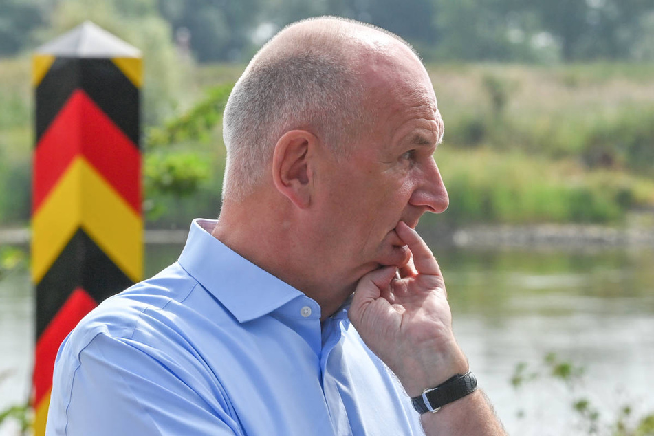 Brandenburgs Ministerpräsident Dietmar Woidke (60, SPD) hat sich am Montag selbst einen Eindruck von der Lage an der Oder verschafft.