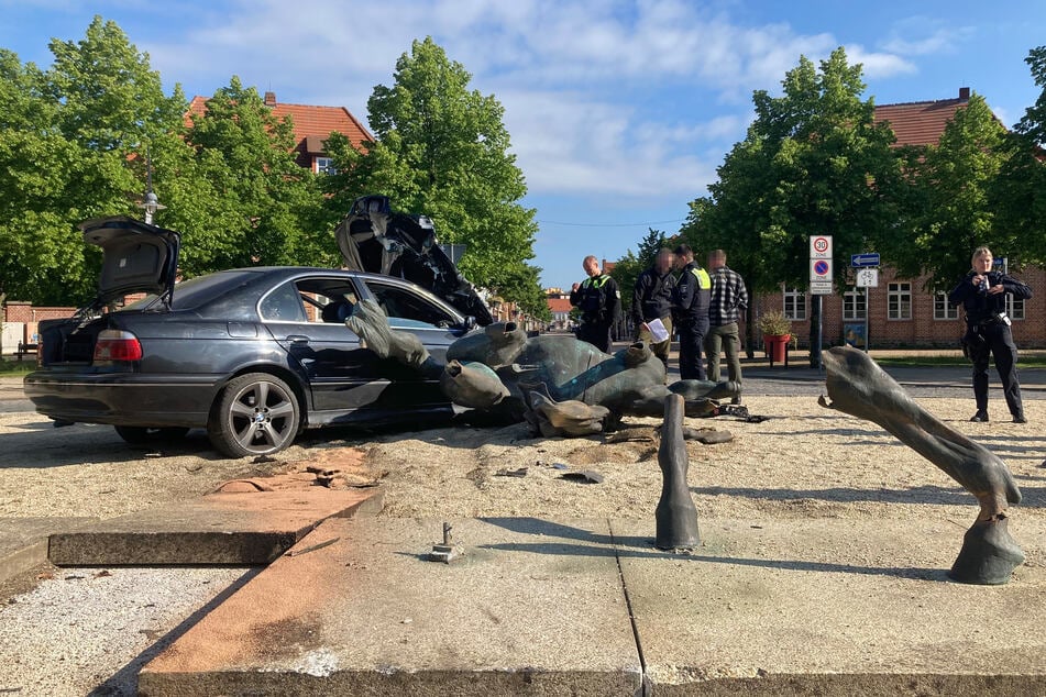 Die Polizei untersucht den Unfallort im historischen Stadtkern von Ludwigslust.