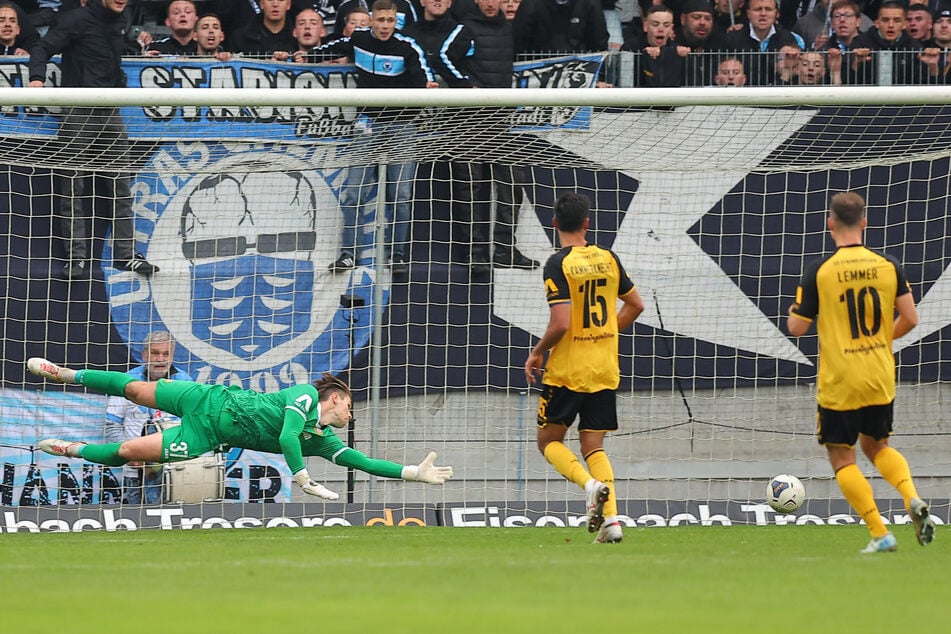 Ein Arbeitstag zum Vergessen! Dynamos Schlussmann Daniel Mesenhöler (29) musste gegen den CFC gleich dreimal hinter sich greifen.