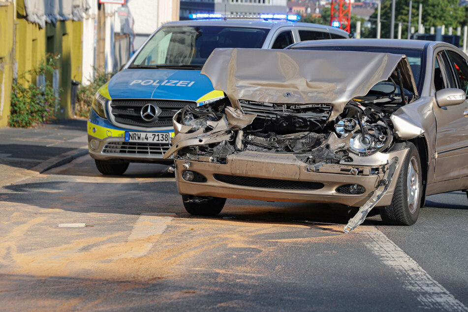 Teurer Unfall! Mercedes kracht in Audi von Rentner-Paar