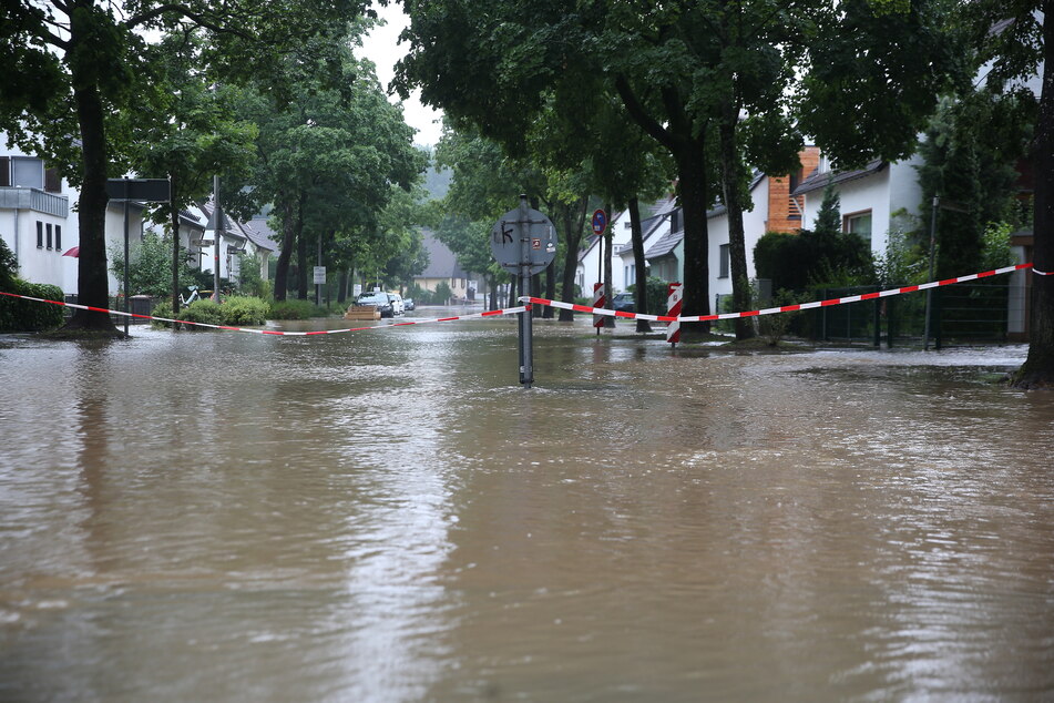 Eine Straße in Erkrath ist überflutet und musste abgesperrt werden.