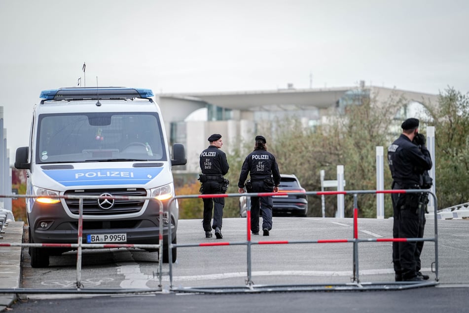 Polizisten sichern das Regierungsviertel und die Zufahrt zum Bundeskanzleramt.