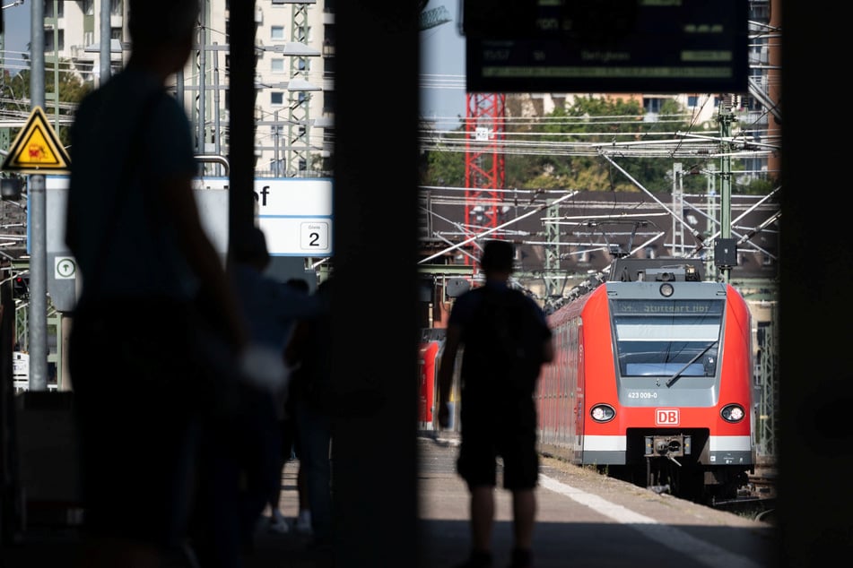 Stuttgart: Stuttgart: Problem in Oberleitung beseitigt - S-Bahn-Fahrplan weiter gestört