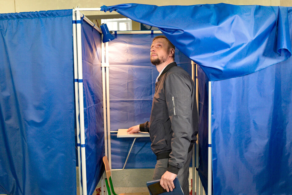 Der Leiter der Zentralen Wahlkommission in der von den von Russland unterstützten Separatisten kontrollierten Volksrepublik Donetsk, Wladimir Wyssotski, inspiziert ein Wahllokal vor dem Scheinreferendum.