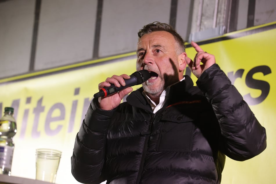 Lutz Bachmann von der Pegida-Bewegung spricht bei einer Protestkundgebung vor dem Thüringer Landtag (Archivbild 2022).