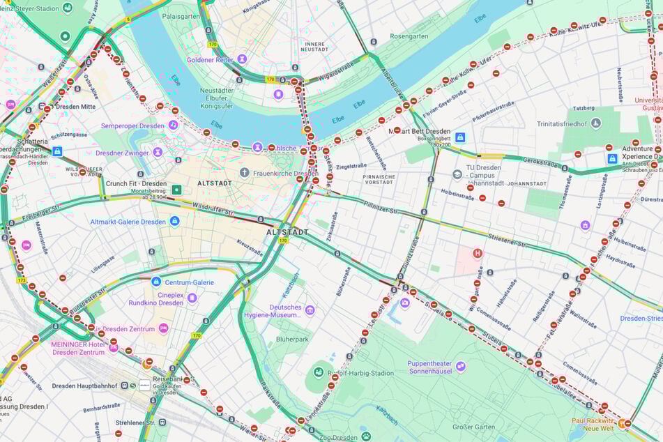 Dresden sieht rot: Eine auffällige Sperrlinie umgrenzte am Freitagnachmittag bei Google Maps die City.