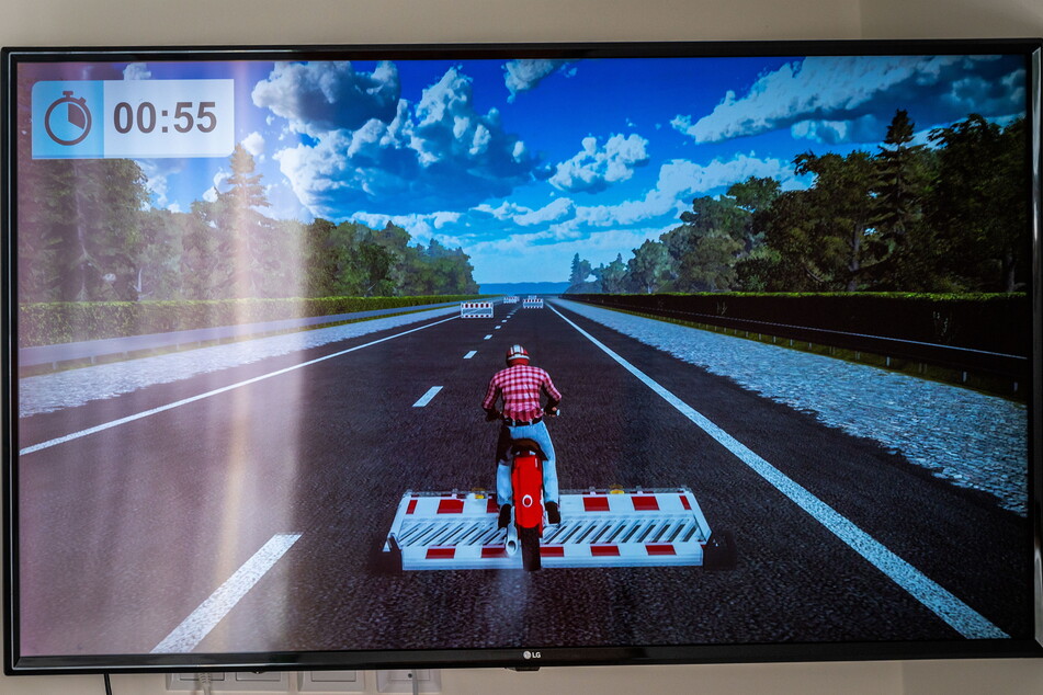 Mit der "memoreBox" können betagte Damen und Herren virtuell Motorradfahren und ihre Geschicklichkeit unter Beweis stellen.