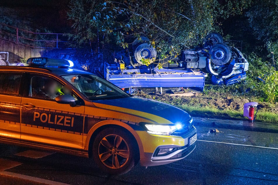 Ein THW-Laster überschlug sich auf der B175 im Döbelner Ortsteil Masten. Polizei und Rettungskräfte rückten an - die Straße wurde komplett gesperrt.