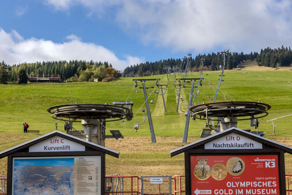 Die Ski-Lifte am Fichtelberg sollen schon bald wieder Wintersportler nach oben befördern.