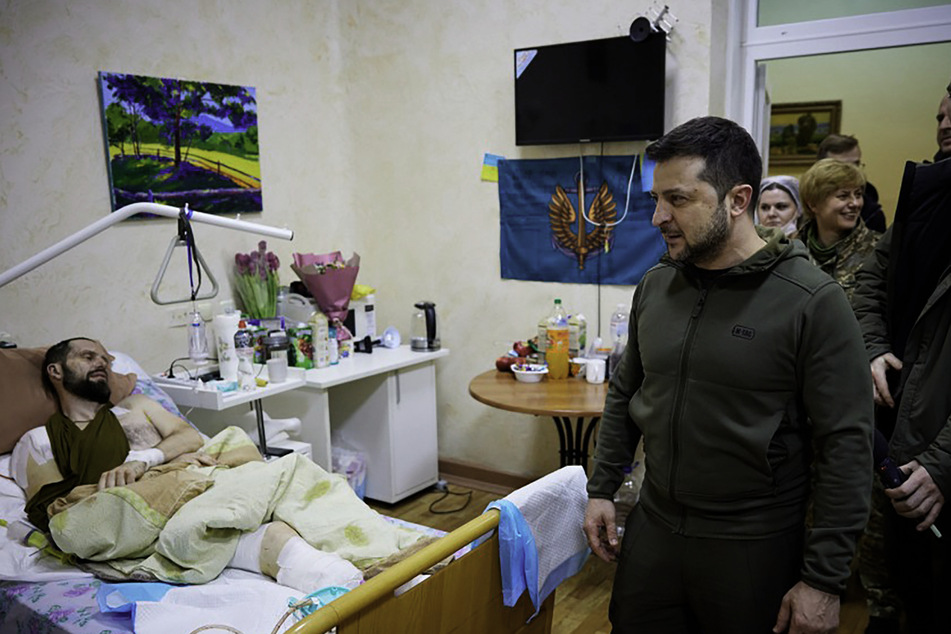 Der ukrainische Präsident Wolodymyr Selenskyj (44, r.) beim Besuch eines verwundeten Soldaten im Krankenhaus.