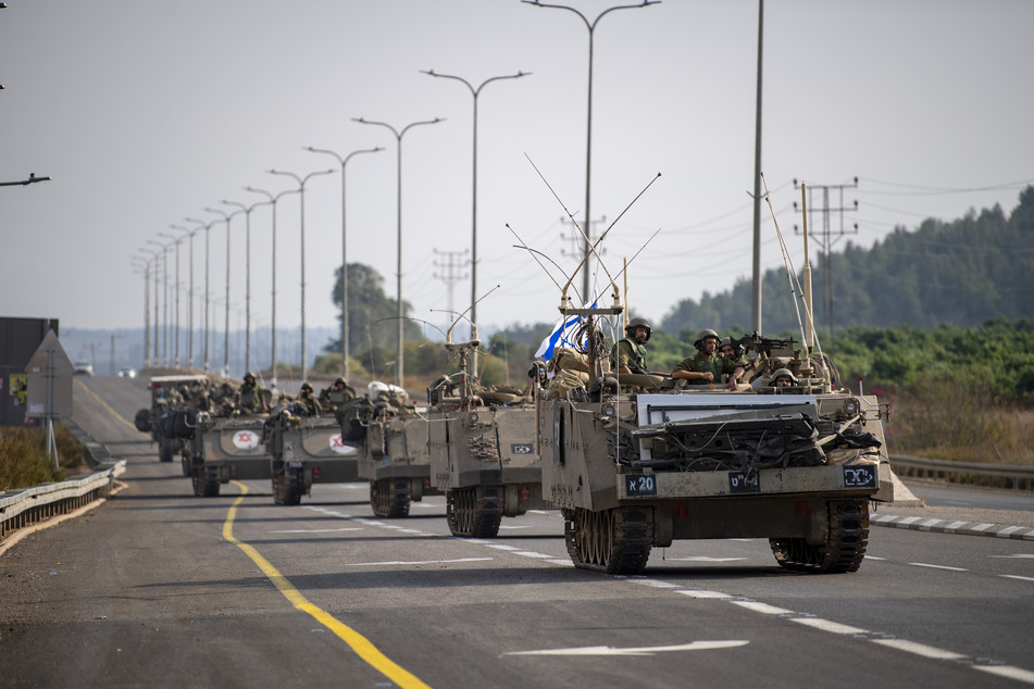 Israelische Soldaten auf dem Weg zur libanesischen Grenze. Dort greifen Terroristen der Hisbollah weiterhin Israel an.